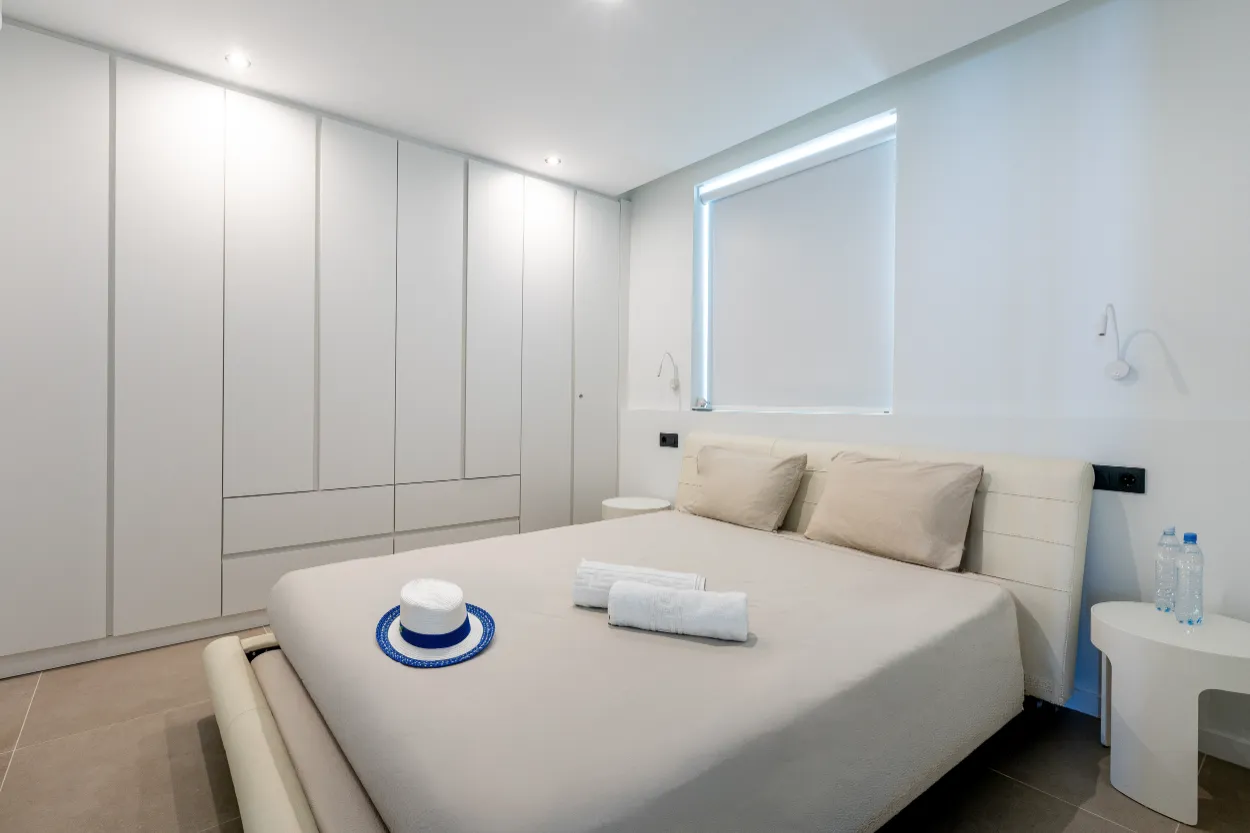Vista del Silencio - bedroom-with-built-in-wardrobe